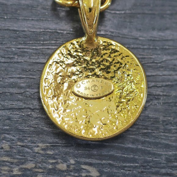 CHANEL GOLD PLATED VINTAGE NECKLACE/PENDANT! - Picture 3 of 6